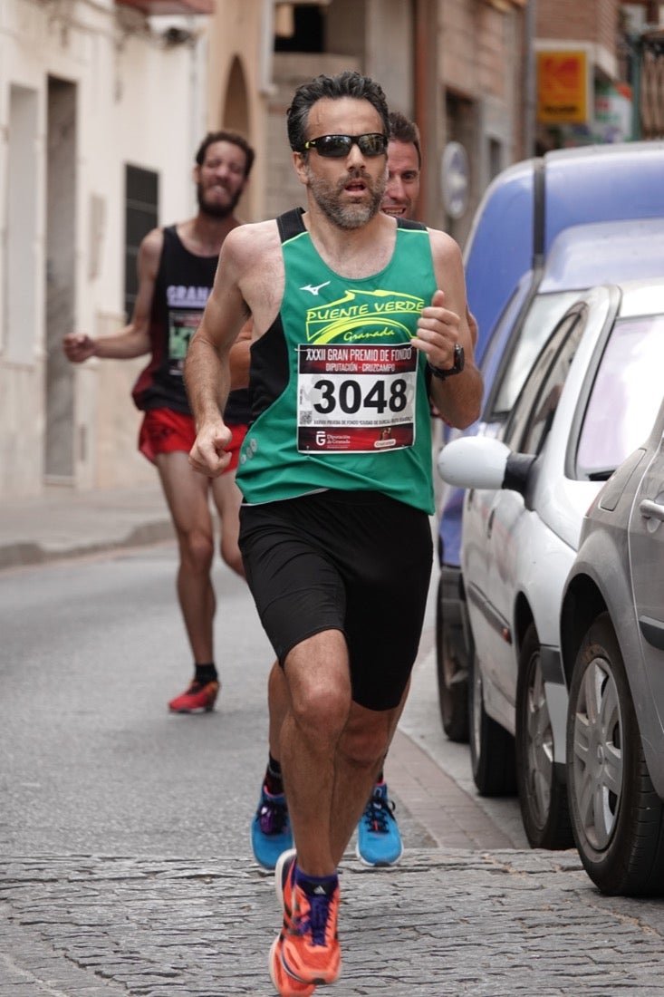 Los vecinos de Dúrcal se han volcado con los corredores apostados en las curvas y rectas que traza el recorrido por la localidad y desde las terrazas de la Plaza del Ayuntamiento
