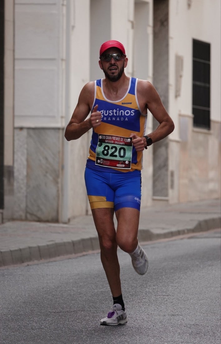 Los vecinos de Dúrcal se han volcado con los corredores apostados en las curvas y rectas que traza el recorrido por la localidad y desde las terrazas de la Plaza del Ayuntamiento