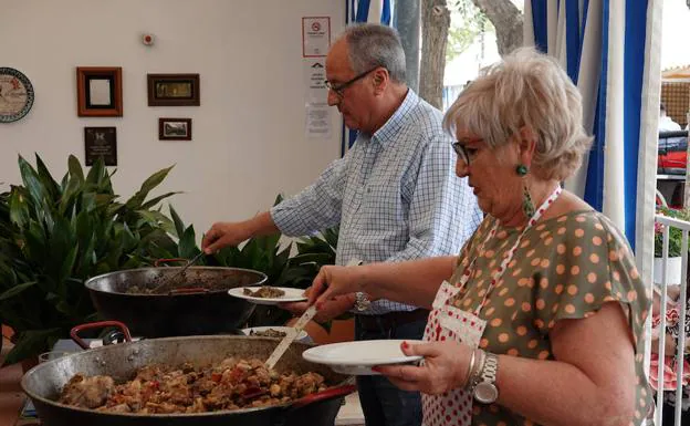 En la caseta Aires de Fiesta es toda una tradición que varios socios preparen cada año choto al ajillo. Con este plato participan en el concurso de gastronomía.