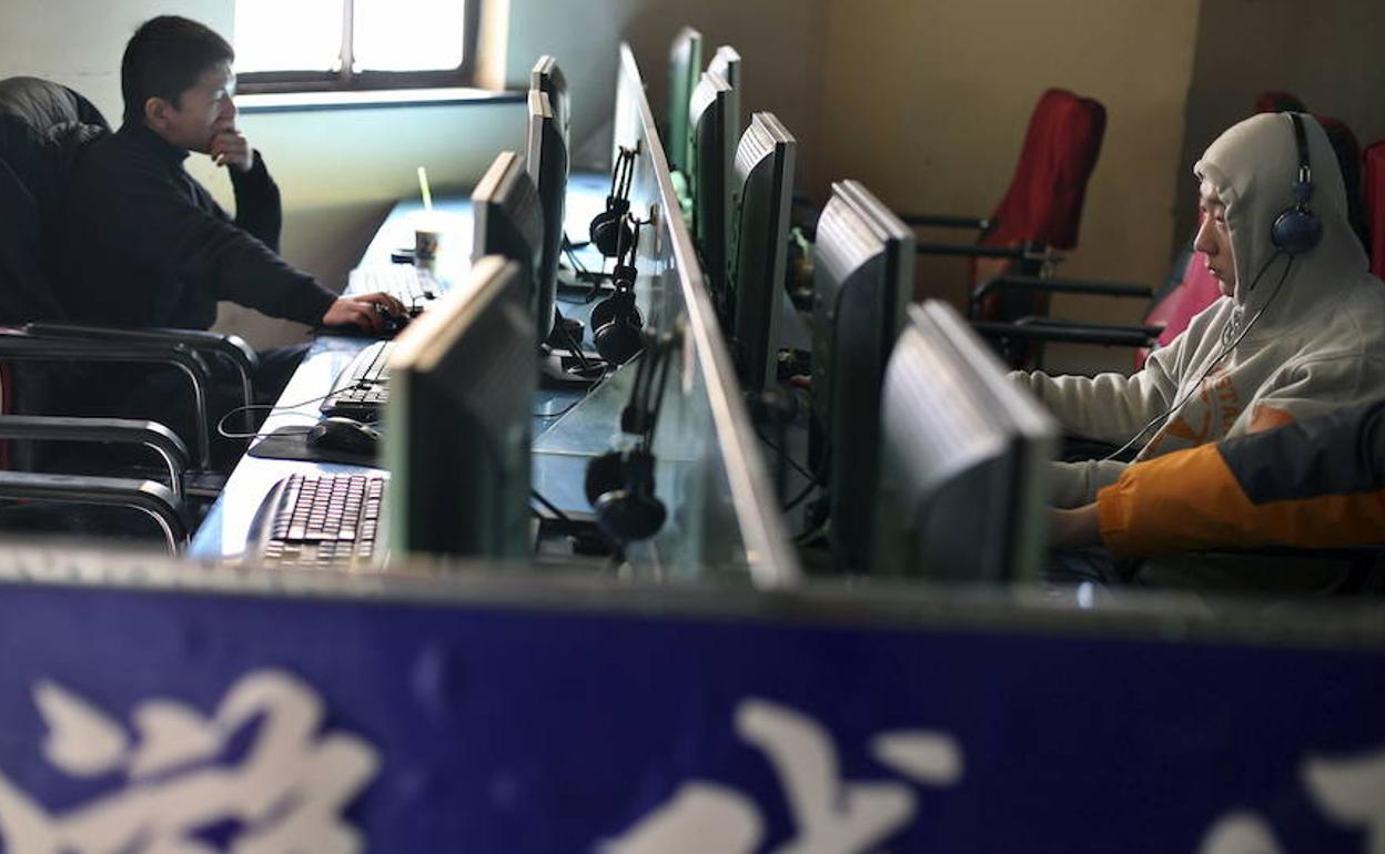 Clientes en un cibercafé de Shánghai. 