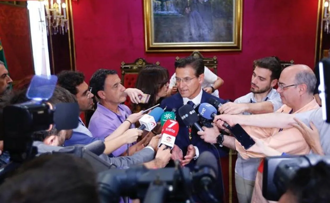 Luis Salvador atiende a los medios tras ser proclamado alcalde