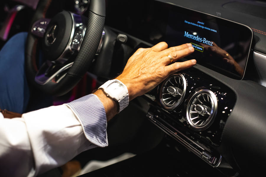 Mercedes-Benz lanza el nuevo CLA. La segunda generación del coupé compacto por excelencia de Mercedes. Una versión mejorada de su actual antecesor. Se trata de un coupé de cuatro puertas y cinco plazas de Mercedes, con un diseño completamente diferenciador. El vehículo, de estética deportiva por fuera, destaca en su interior de un extra de diseño, lujo y tecnología.