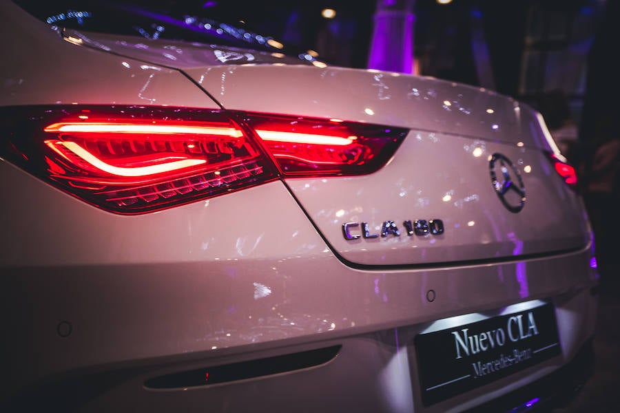 Mercedes-Benz lanza el nuevo CLA. La segunda generación del coupé compacto por excelencia de Mercedes. Una versión mejorada de su actual antecesor. Se trata de un coupé de cuatro puertas y cinco plazas de Mercedes, con un diseño completamente diferenciador. El vehículo, de estética deportiva por fuera, destaca en su interior de un extra de diseño, lujo y tecnología.