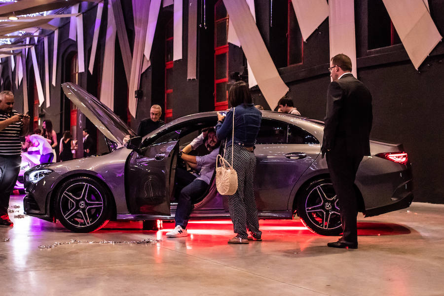 Mercedes-Benz lanza el nuevo CLA. La segunda generación del coupé compacto por excelencia de Mercedes. Una versión mejorada de su actual antecesor. Se trata de un coupé de cuatro puertas y cinco plazas de Mercedes, con un diseño completamente diferenciador. El vehículo, de estética deportiva por fuera, destaca en su interior de un extra de diseño, lujo y tecnología.