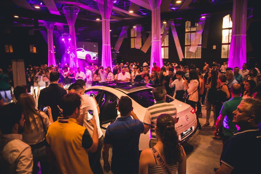 Mercedes-Benz lanza el nuevo CLA. La segunda generación del coupé compacto por excelencia de Mercedes. Una versión mejorada de su actual antecesor. Se trata de un coupé de cuatro puertas y cinco plazas de Mercedes, con un diseño completamente diferenciador. El vehículo, de estética deportiva por fuera, destaca en su interior de un extra de diseño, lujo y tecnología.