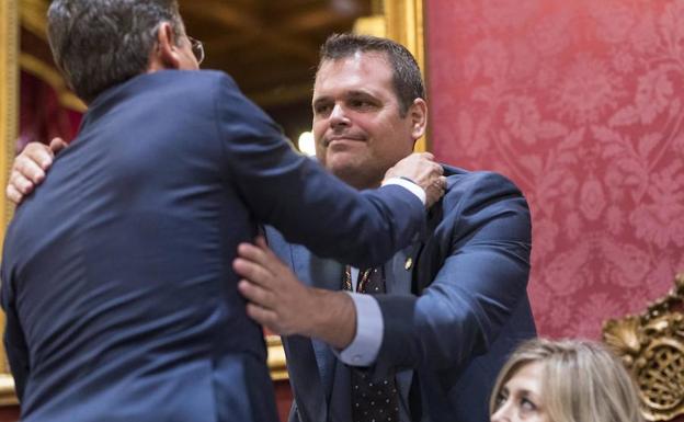 Luis Salvador, alcalde de Granada, abraza al portavoz de Vox en el pleno de investidura.