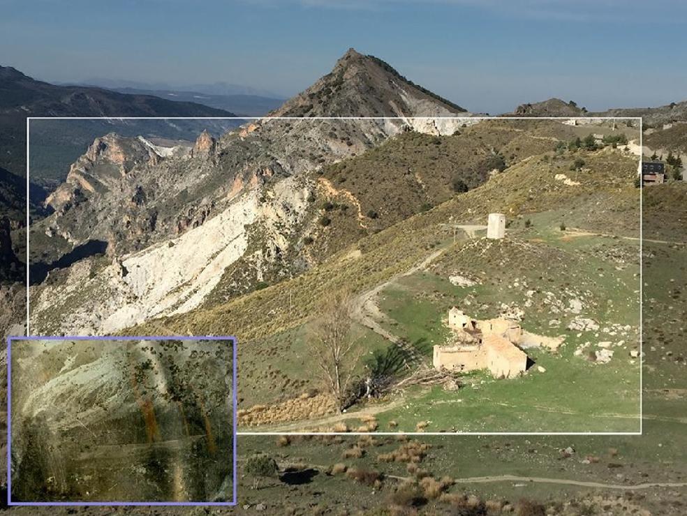 Imagen actual tomada desde un punto bajo el canal de la Espartera que muestra lo que queda del cortijo Sevilla y las tierras dolomíticas que lo rodean.