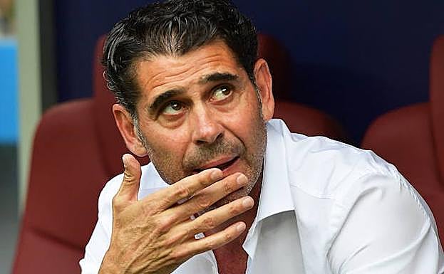 Fernando Hierro, en el banquillo. 