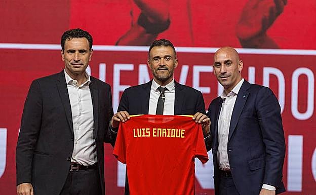 Luis Enrique, junto a Molina y Rubiales el día de su presentación como seleccionador. 