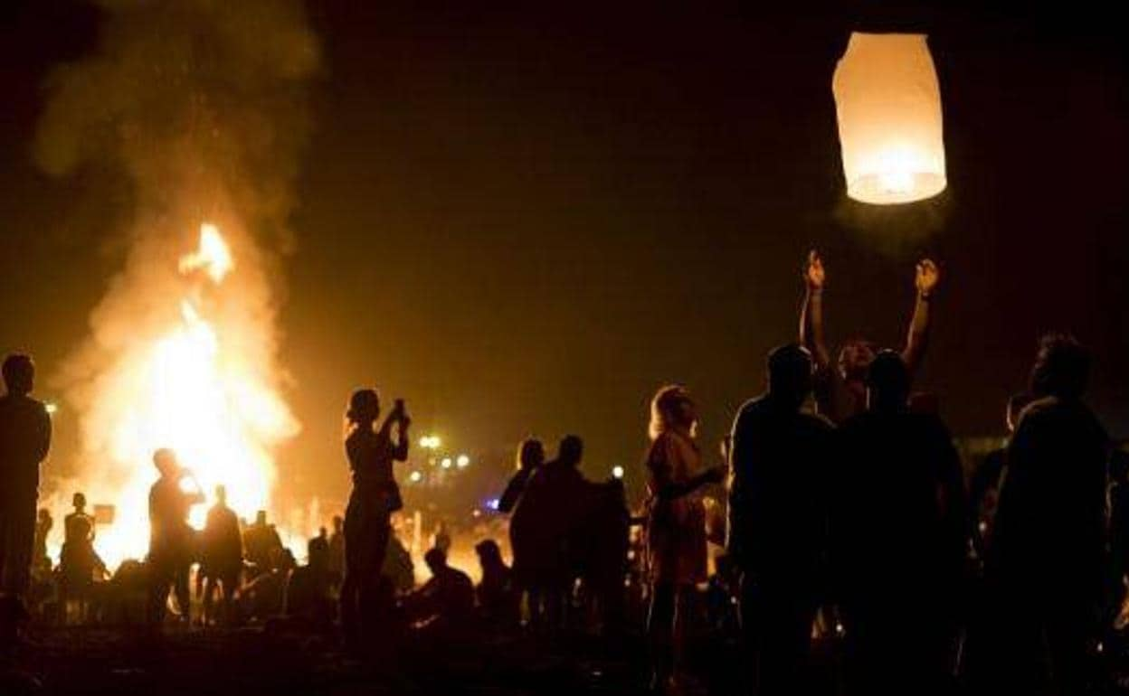 Fiestas de San Juan en Granada: fuego, música y rituales en la Costa Tropical