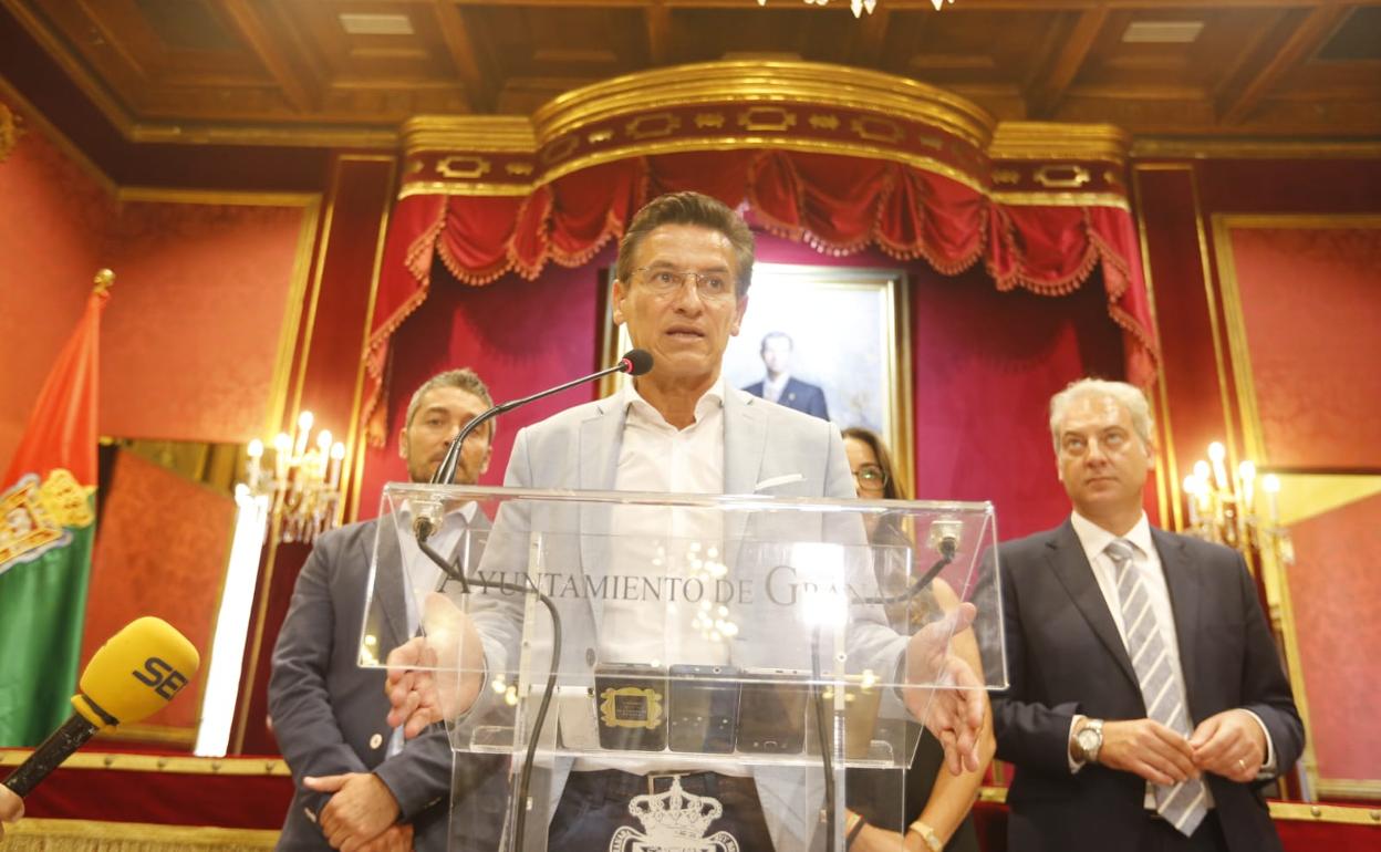 Luis Salvador, durante la rueda de prensa que ha ofrecido en el Salón de Plenos