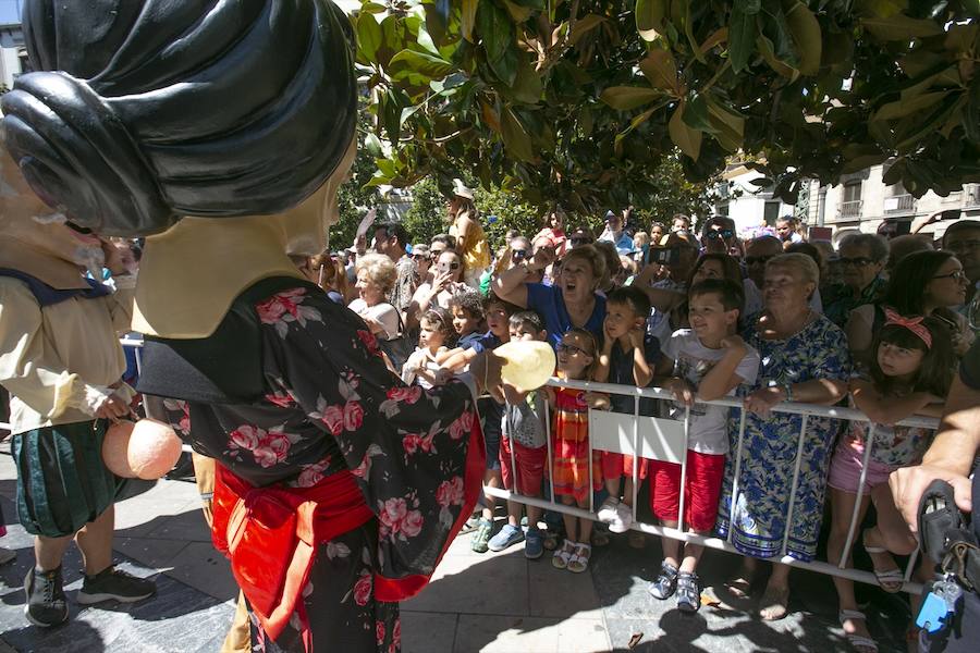 Te mostramos en imágenes cómo se ha vivido en el centro uno de los dìas grandes de la feria