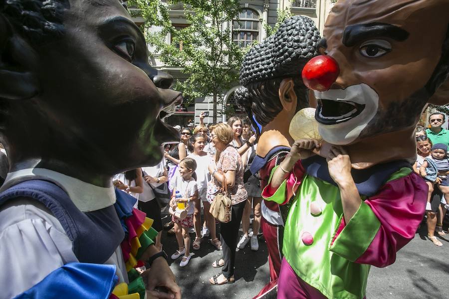 Te mostramos en imágenes cómo se ha vivido en el centro uno de los dìas grandes de la feria