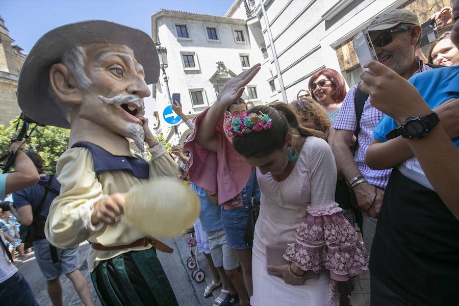 Te mostramos en imágenes cómo se ha vivido en el centro uno de los dìas grandes de la feria