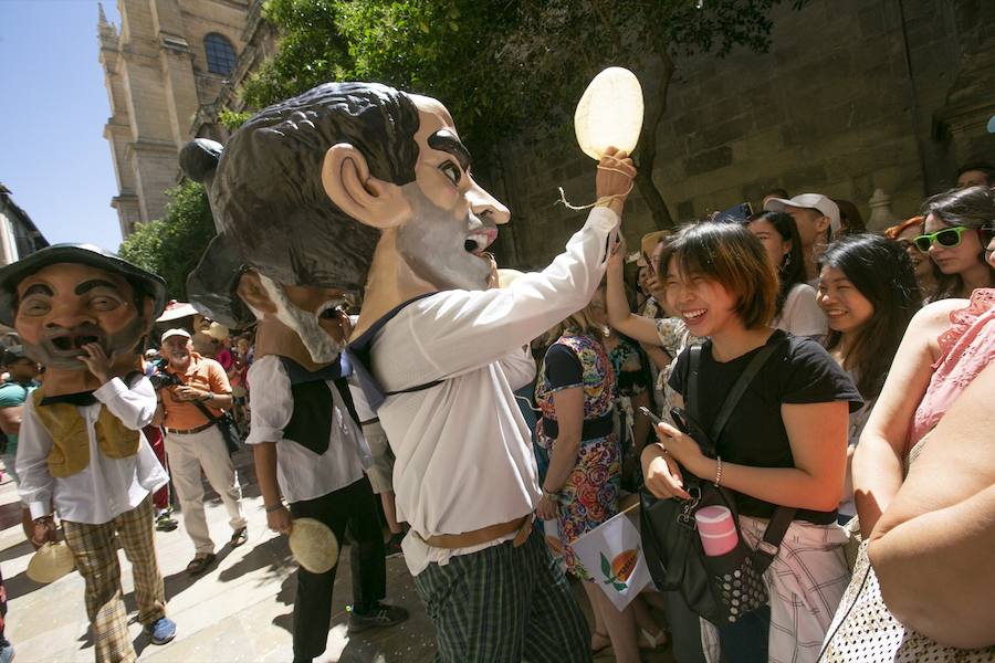 Te mostramos en imágenes cómo se ha vivido en el centro uno de los dìas grandes de la feria