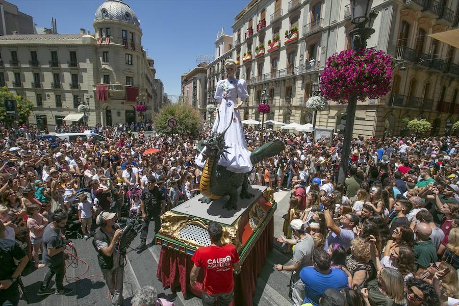 Te mostramos en imágenes cómo se ha vivido en el centro uno de los dìas grandes de la feria