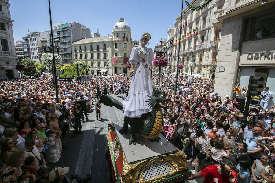 Te mostramos en imágenes cómo se ha vivido en el centro uno de los dìas grandes de la feria