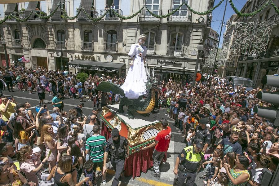 Te mostramos en imágenes cómo se ha vivido en el centro uno de los dìas grandes de la feria