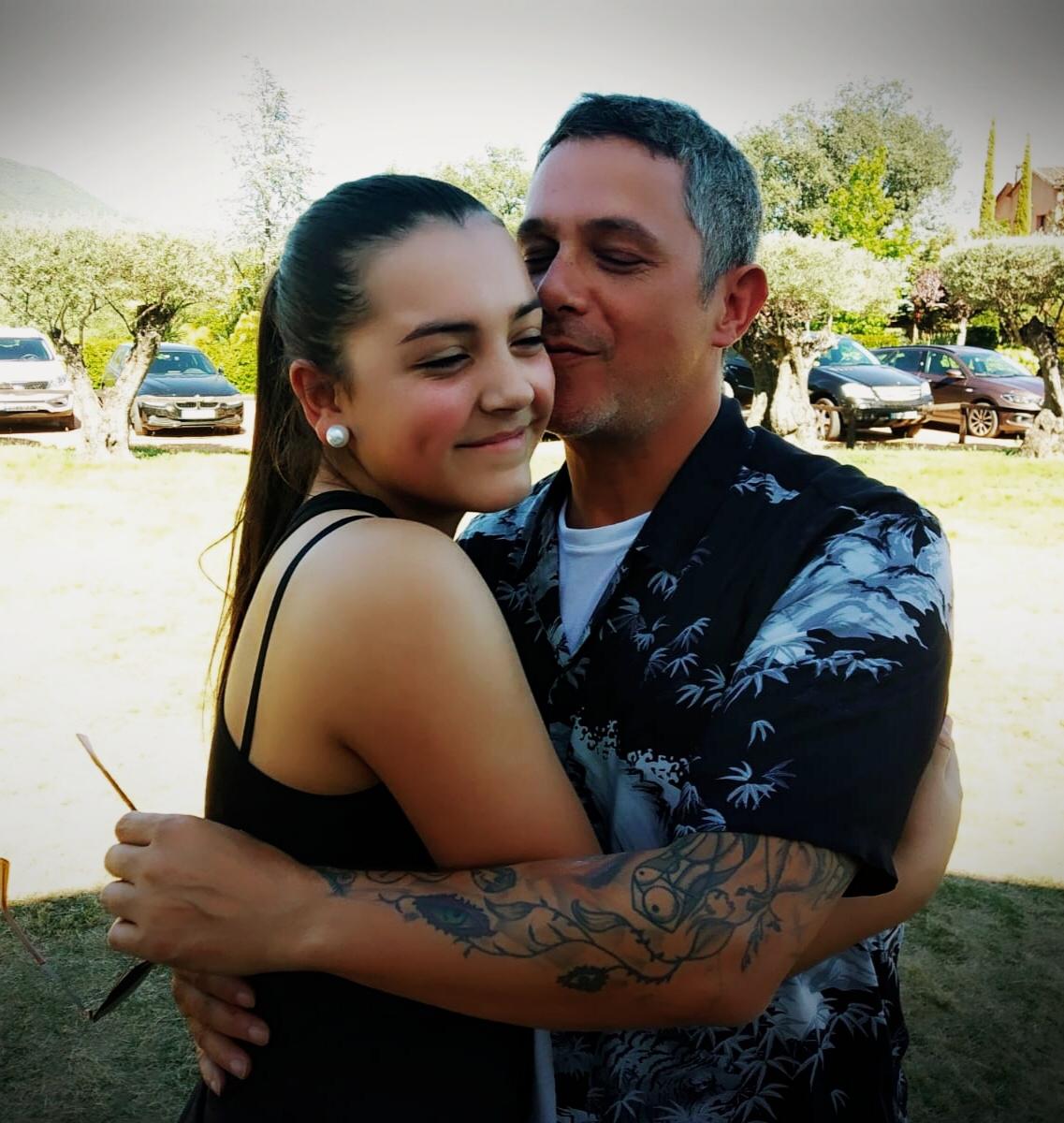 Fue el 12 de abril. Al llegar a casa, Sara se calzó las babuchas y se puso a bailar improvisadamente 'Te canto un son', que habla de Cádiz y de La Habana. Alejandro Sanz, rápidamente, colgó el vídeo de Sara 