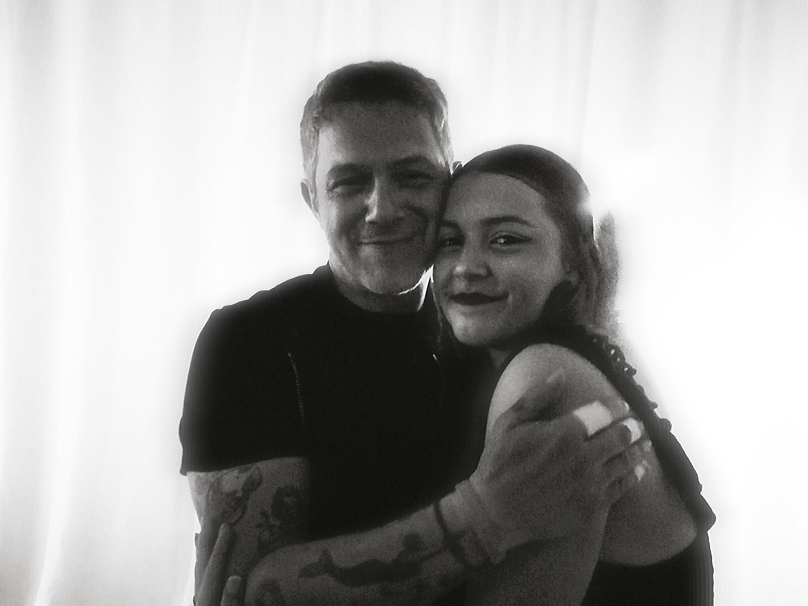 Fue el 12 de abril. Al llegar a casa, Sara se calzó las babuchas y se puso a bailar improvisadamente 'Te canto un son', que habla de Cádiz y de La Habana. Alejandro Sanz, rápidamente, colgó el vídeo de Sara 