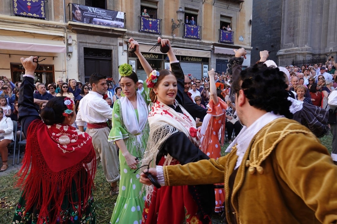 Si has estado en la Plaza de las Pasiegas, búscate en nuestra galería