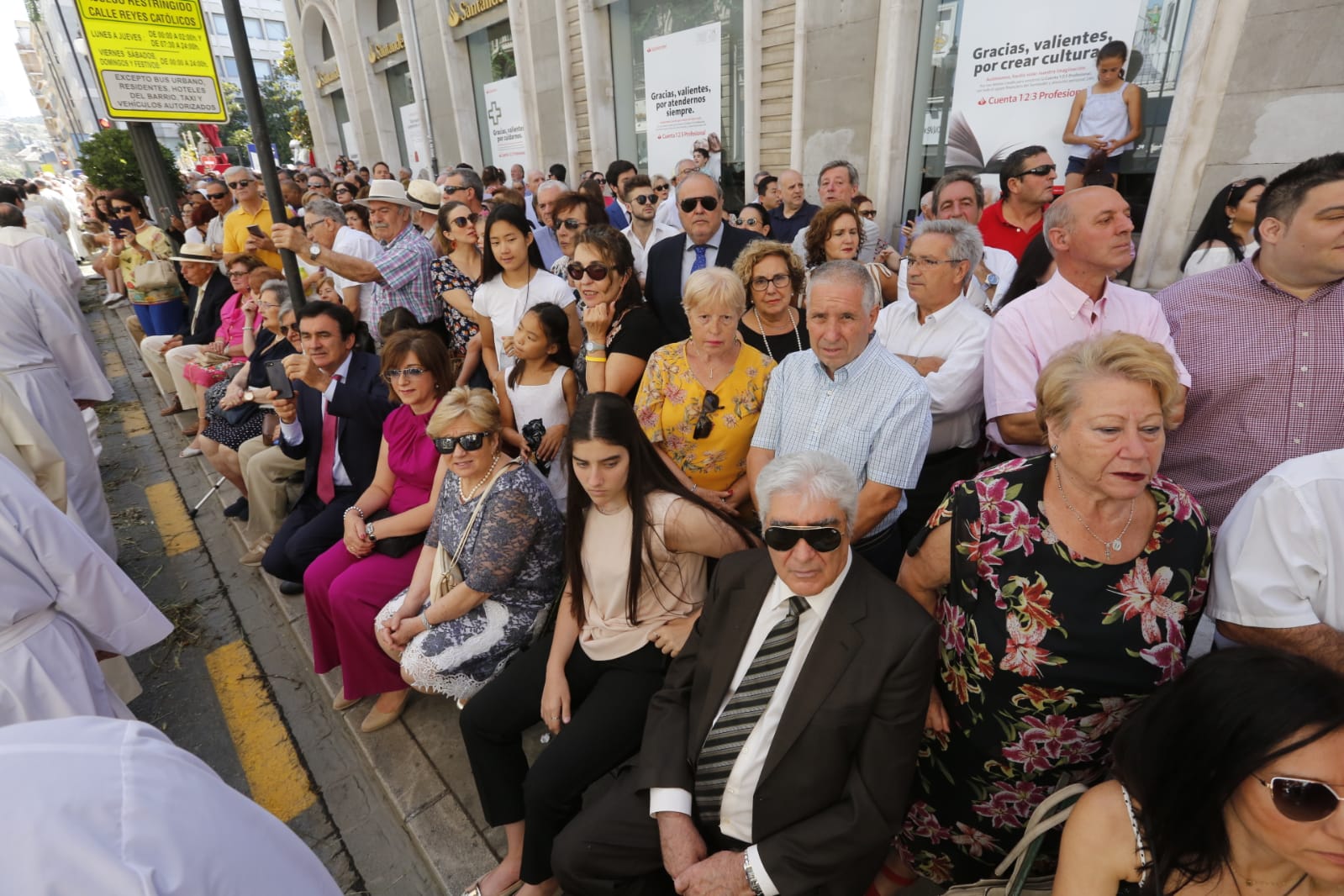 Miles de personas han presenciado el paseo la Custodia por la ciudad 