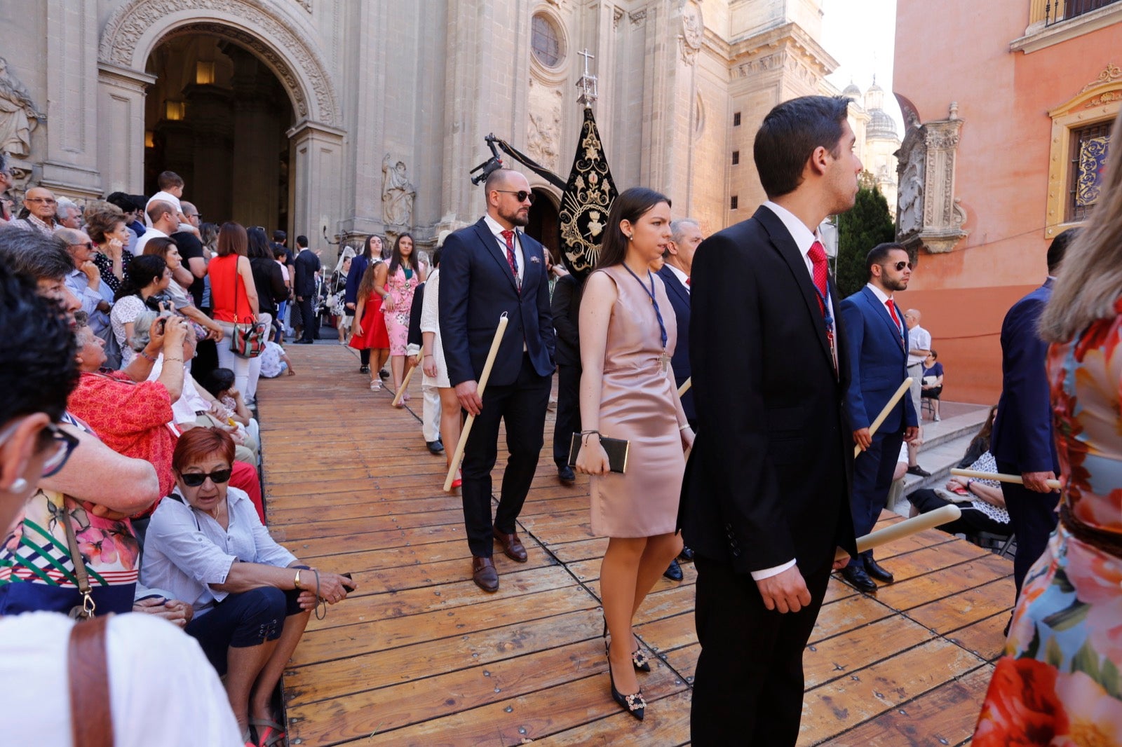 La plaza de las Pasiegas, abarrotada para recibir al Corpus Christi