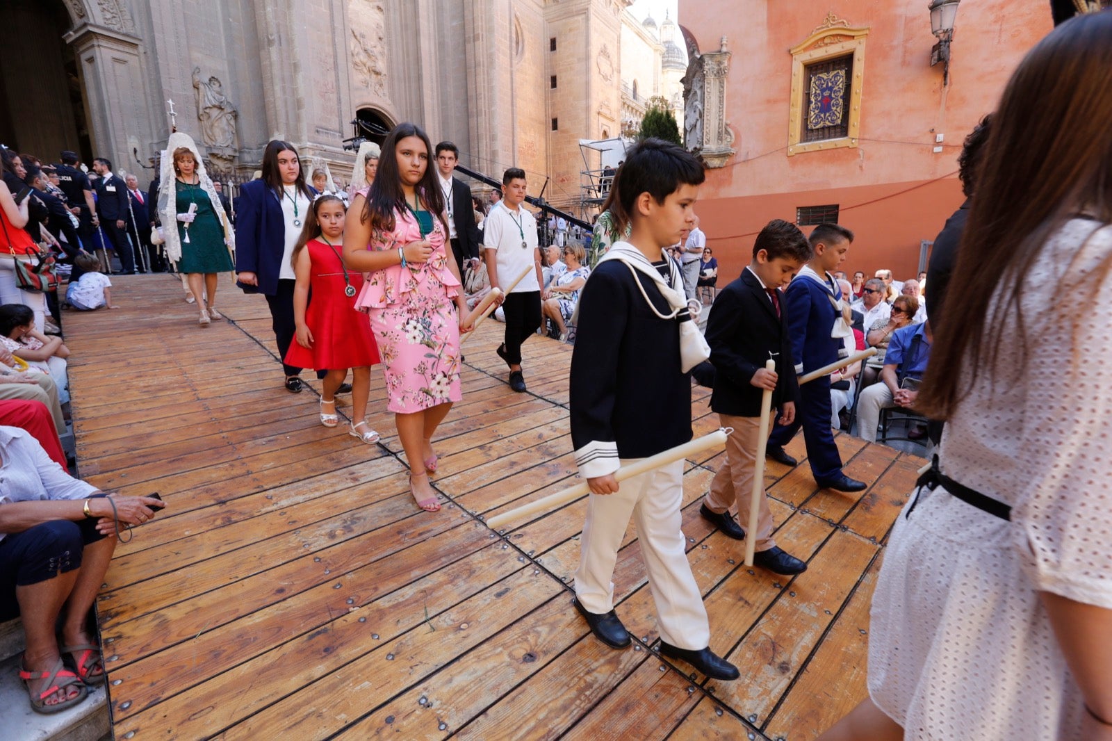 La plaza de las Pasiegas, abarrotada para recibir al Corpus Christi