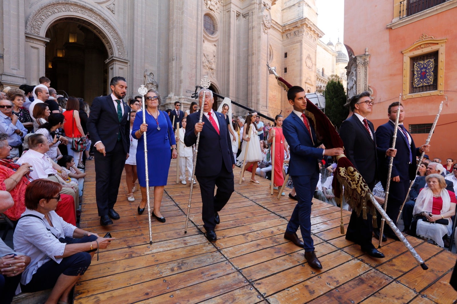 La plaza de las Pasiegas, abarrotada para recibir al Corpus Christi