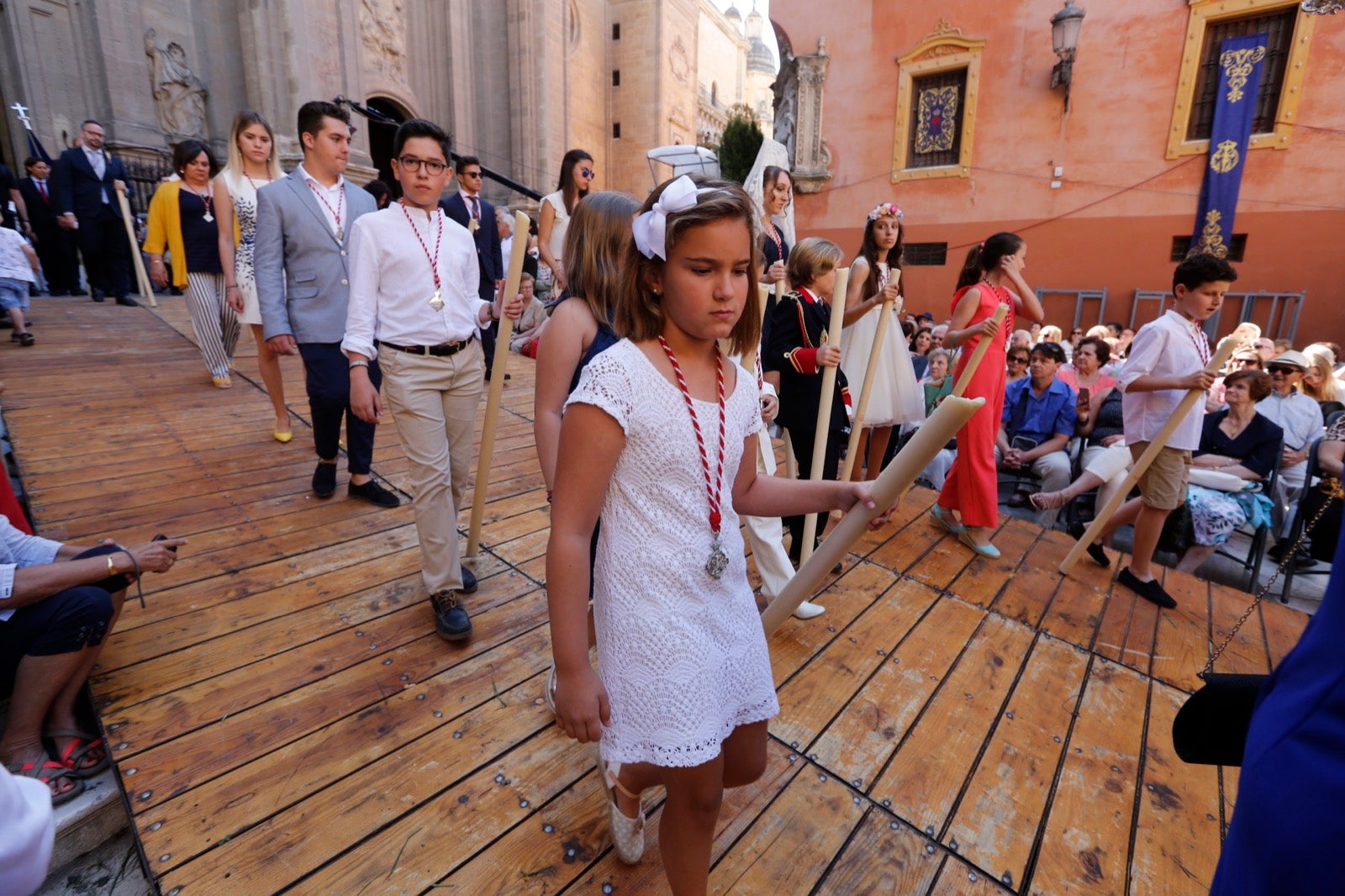 La plaza de las Pasiegas, abarrotada para recibir al Corpus Christi