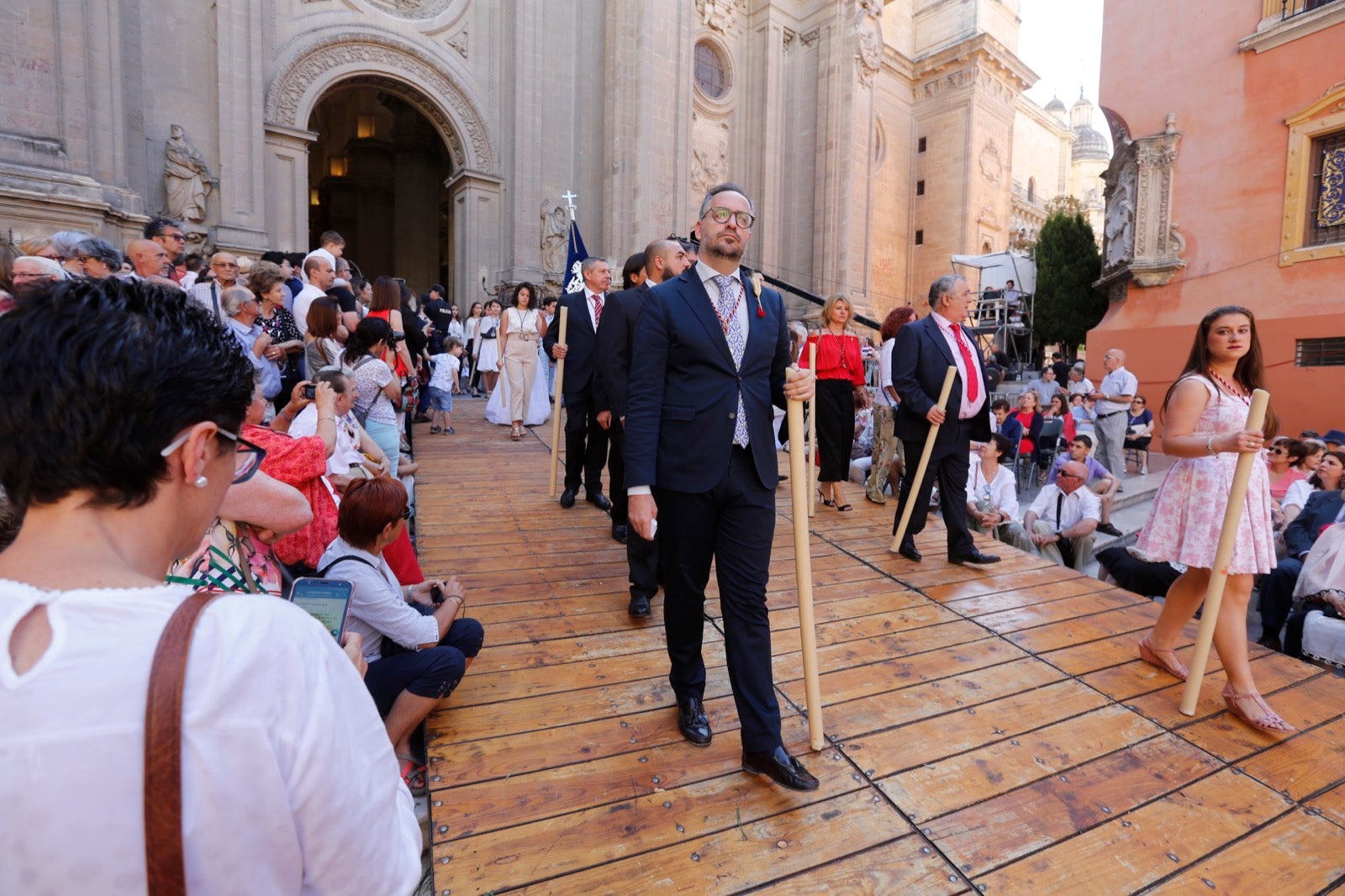 La plaza de las Pasiegas, abarrotada para recibir al Corpus Christi