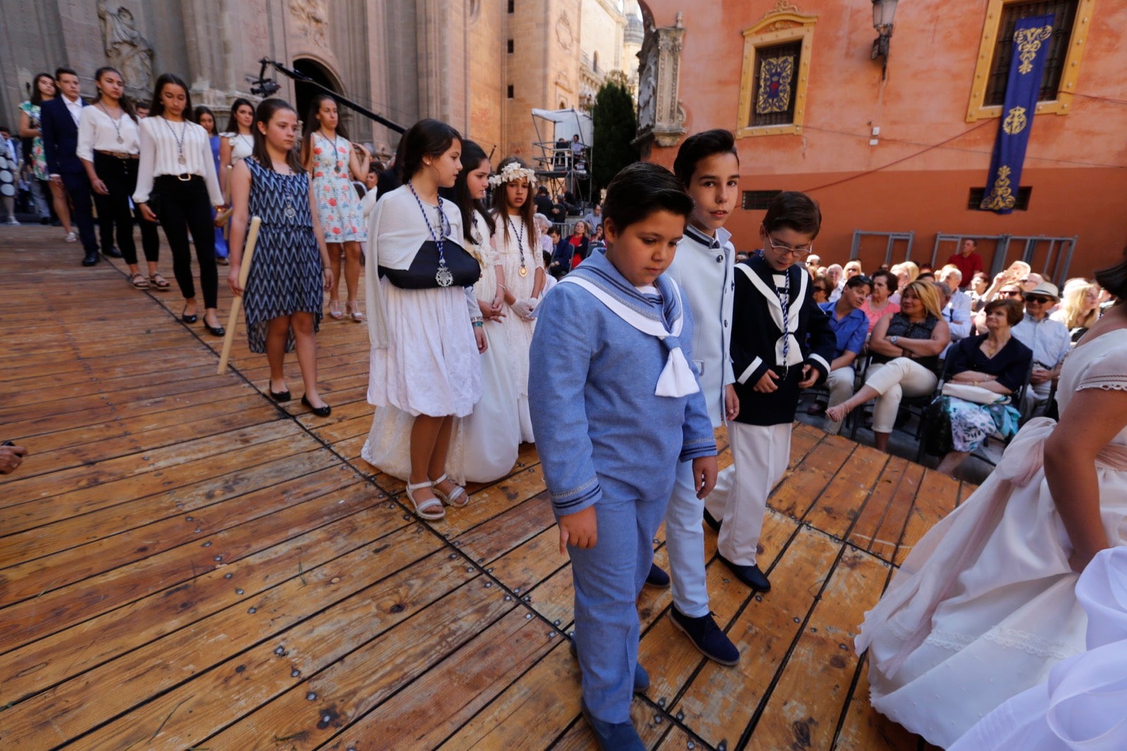 La plaza de las Pasiegas, abarrotada para recibir al Corpus Christi