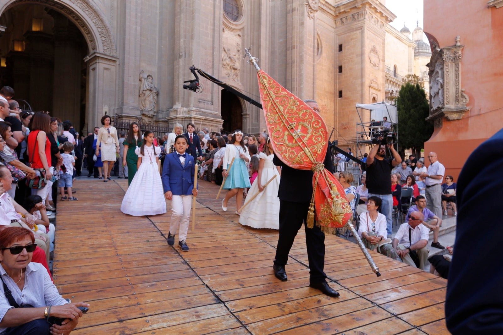 La plaza de las Pasiegas, abarrotada para recibir al Corpus Christi