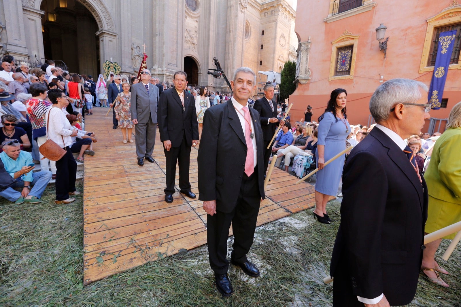 La plaza de las Pasiegas, abarrotada para recibir al Corpus Christi