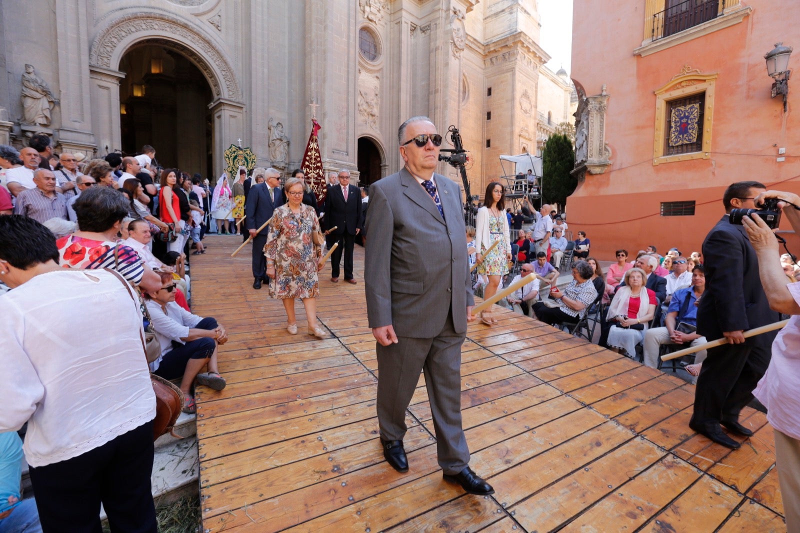 La plaza de las Pasiegas, abarrotada para recibir al Corpus Christi