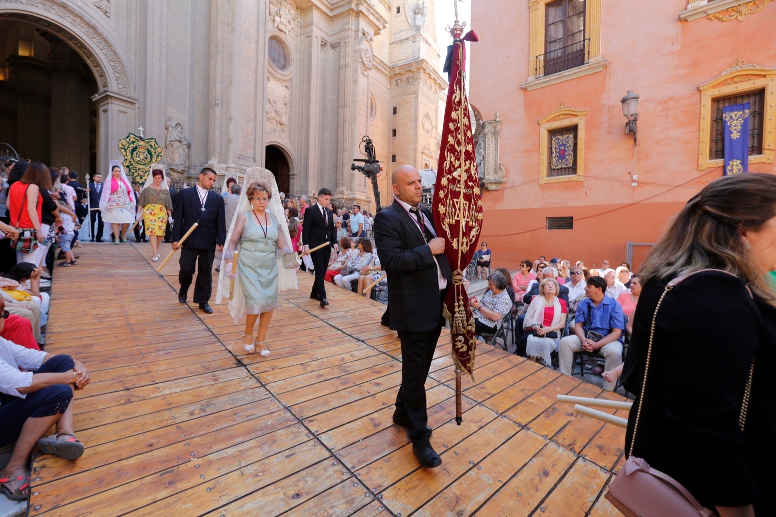 La plaza de las Pasiegas, abarrotada para recibir al Corpus Christi