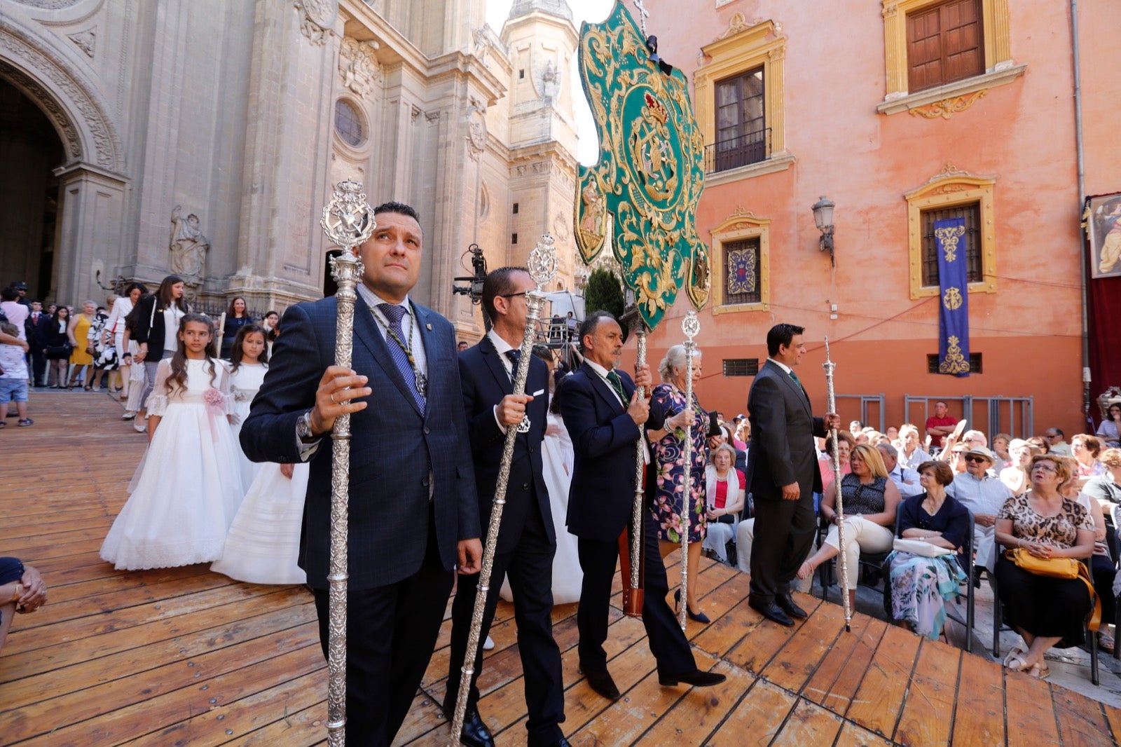 La plaza de las Pasiegas, abarrotada para recibir al Corpus Christi