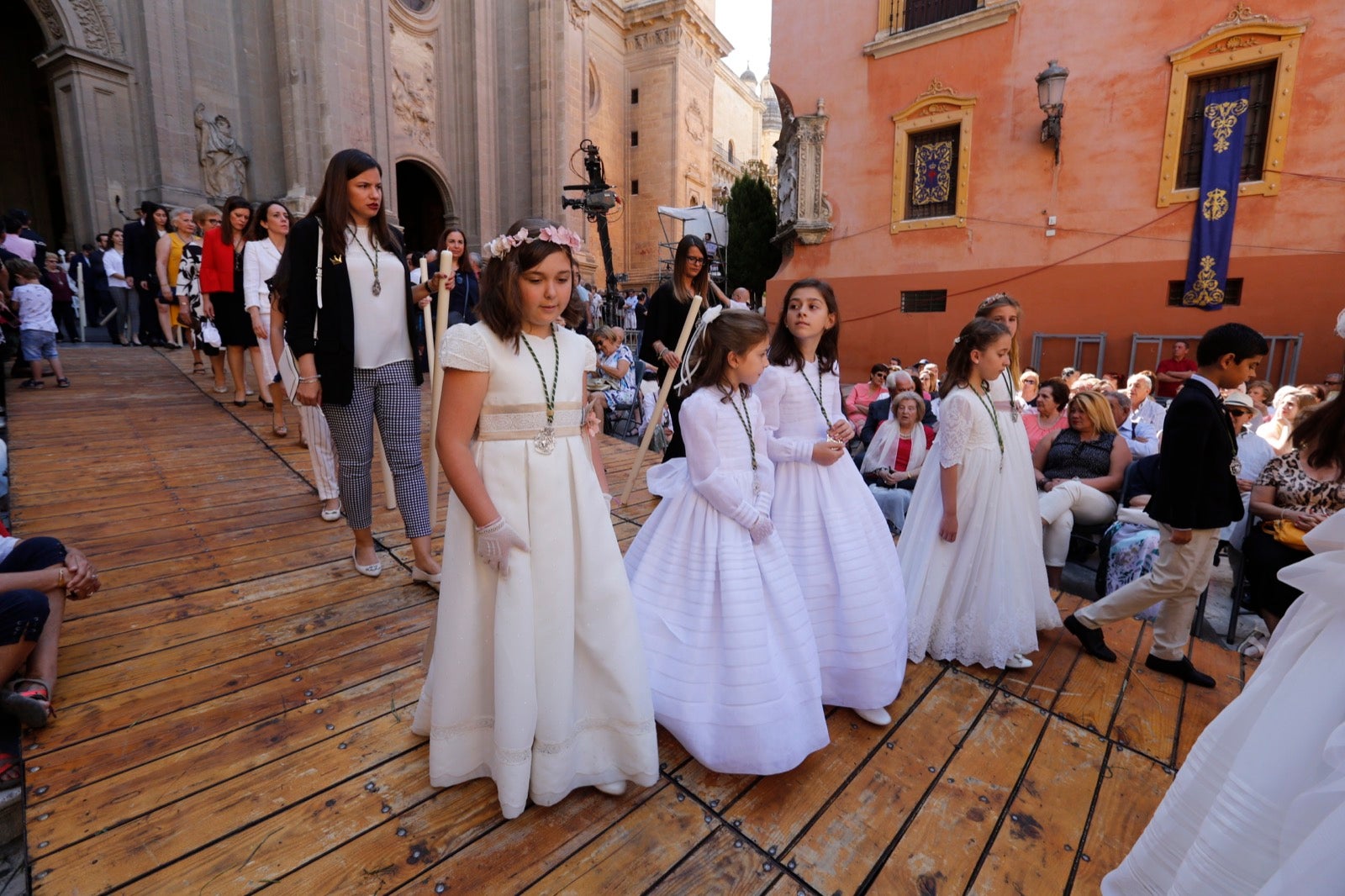 La plaza de las Pasiegas, abarrotada para recibir al Corpus Christi