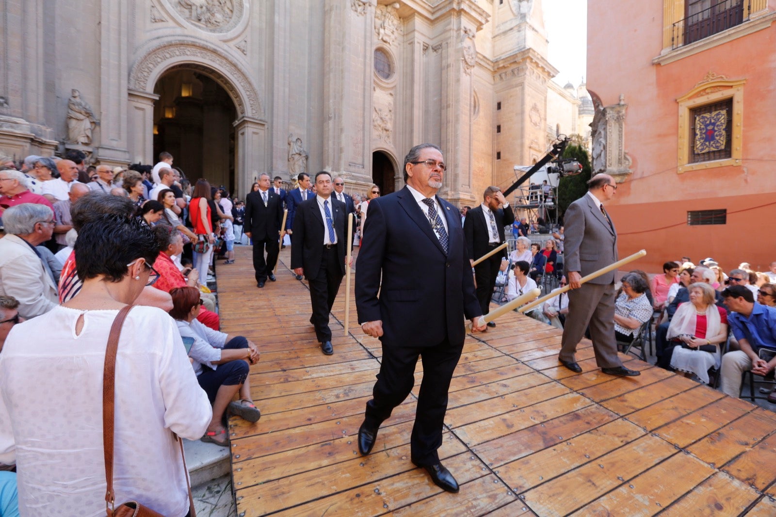 La plaza de las Pasiegas, abarrotada para recibir al Corpus Christi