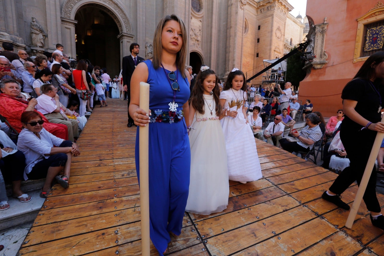 La plaza de las Pasiegas, abarrotada para recibir al Corpus Christi