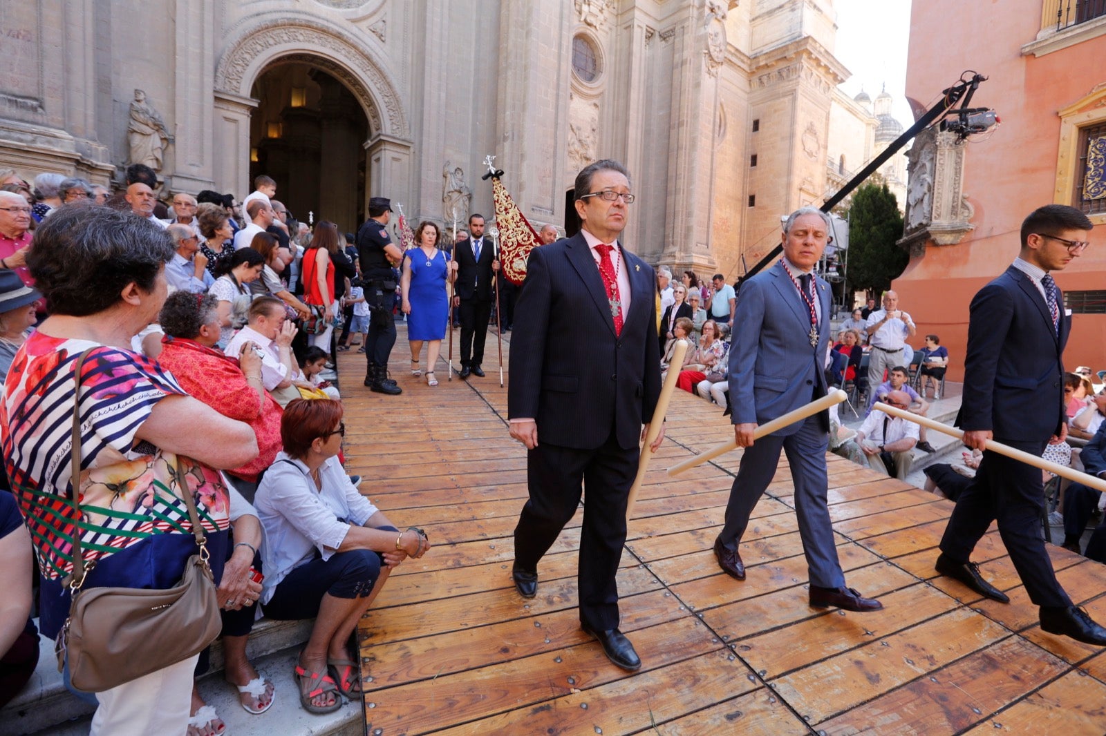 La plaza de las Pasiegas, abarrotada para recibir al Corpus Christi