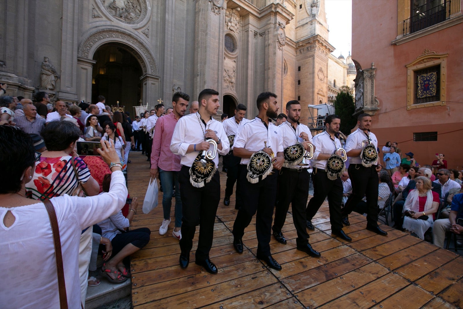 La plaza de las Pasiegas, abarrotada para recibir al Corpus Christi