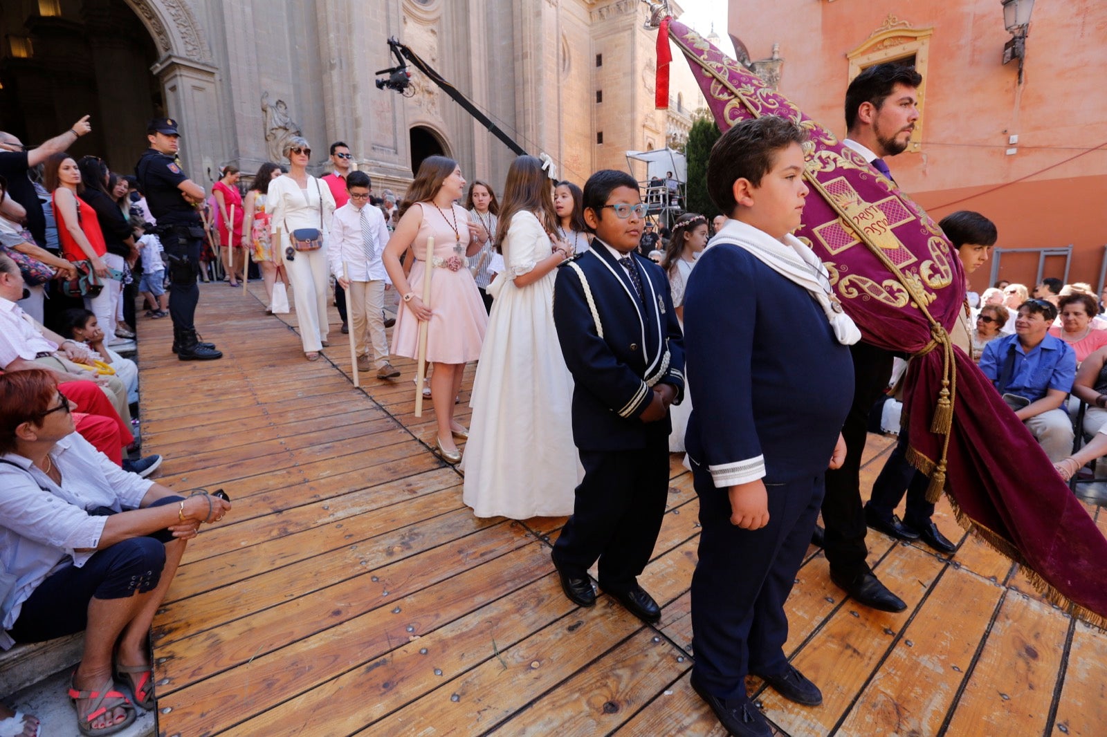 La plaza de las Pasiegas, abarrotada para recibir al Corpus Christi