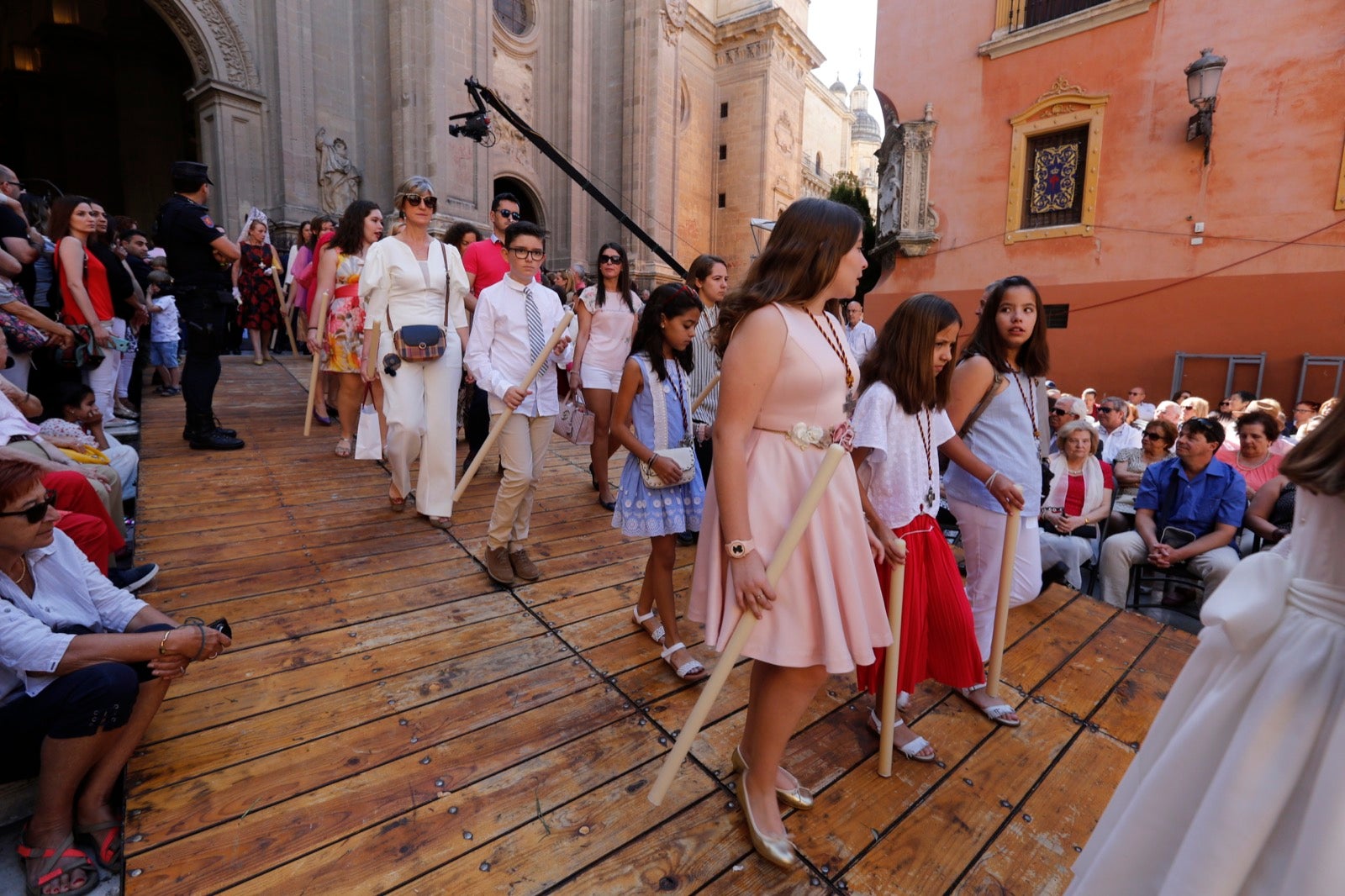 La plaza de las Pasiegas, abarrotada para recibir al Corpus Christi