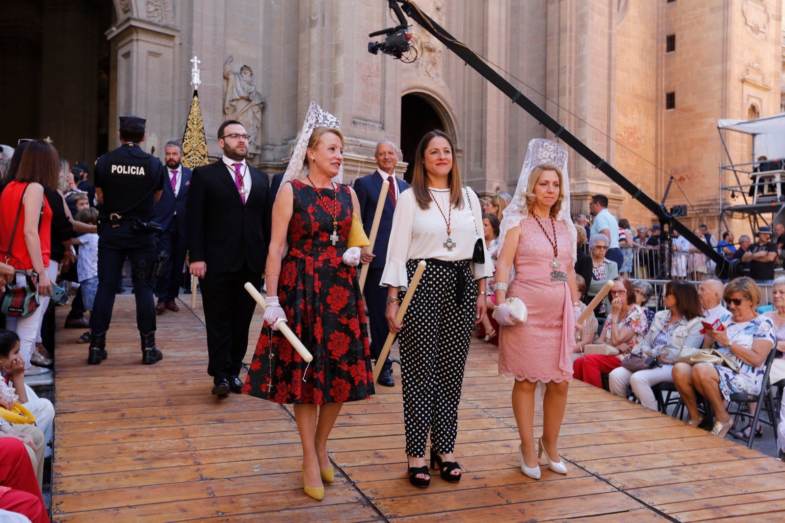 La plaza de las Pasiegas, abarrotada para recibir al Corpus Christi