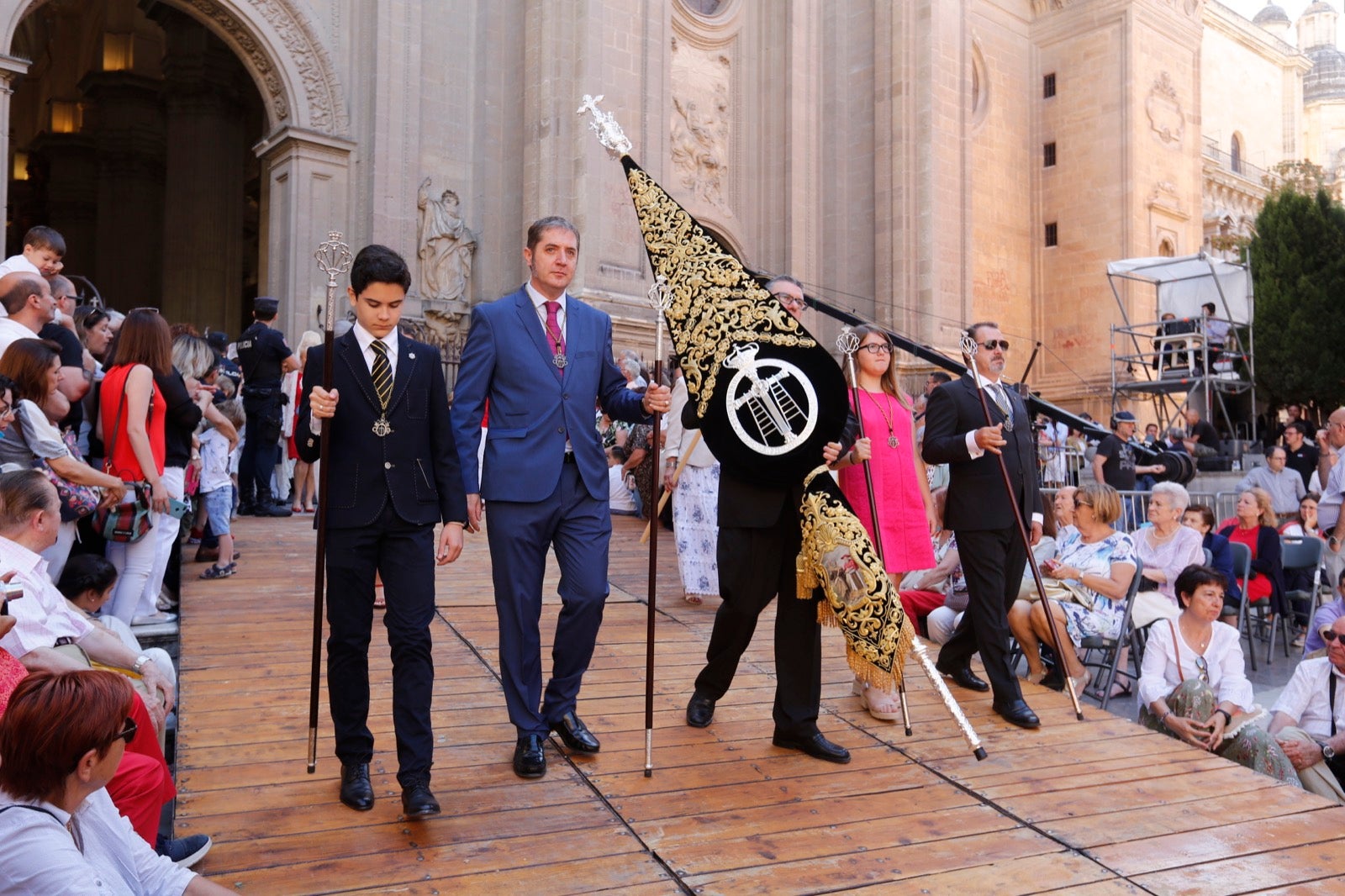 La plaza de las Pasiegas, abarrotada para recibir al Corpus Christi