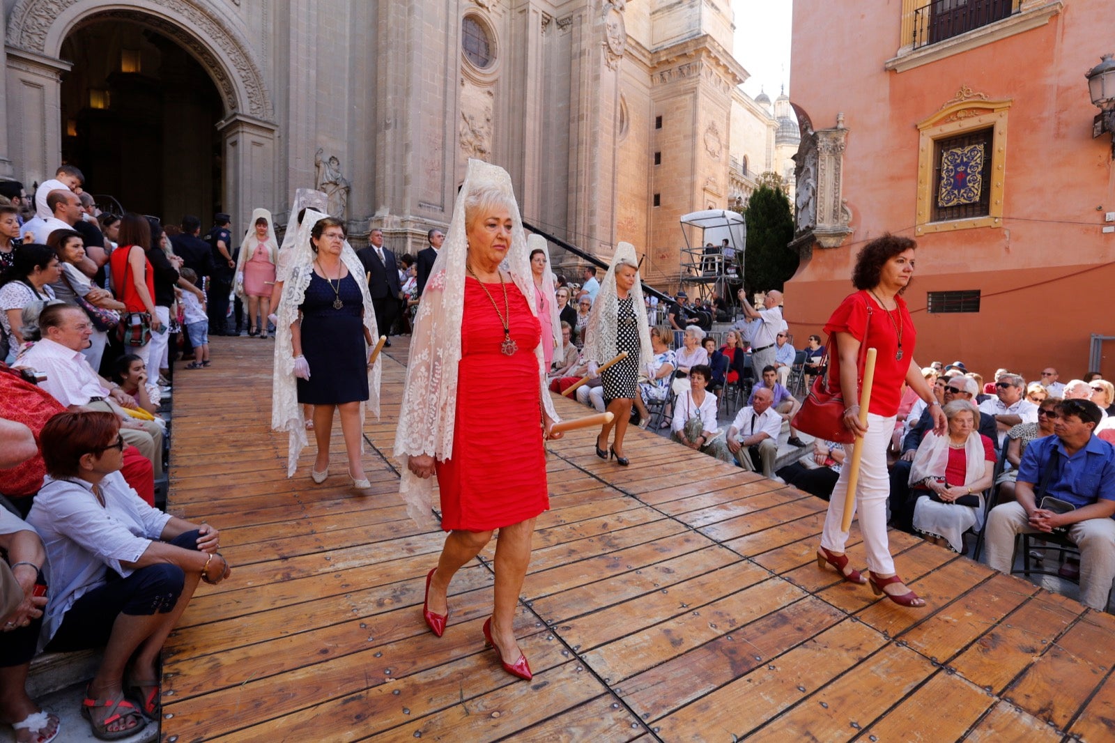 La plaza de las Pasiegas, abarrotada para recibir al Corpus Christi