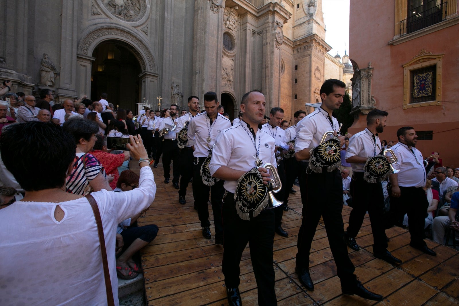 La plaza de las Pasiegas, abarrotada para recibir al Corpus Christi