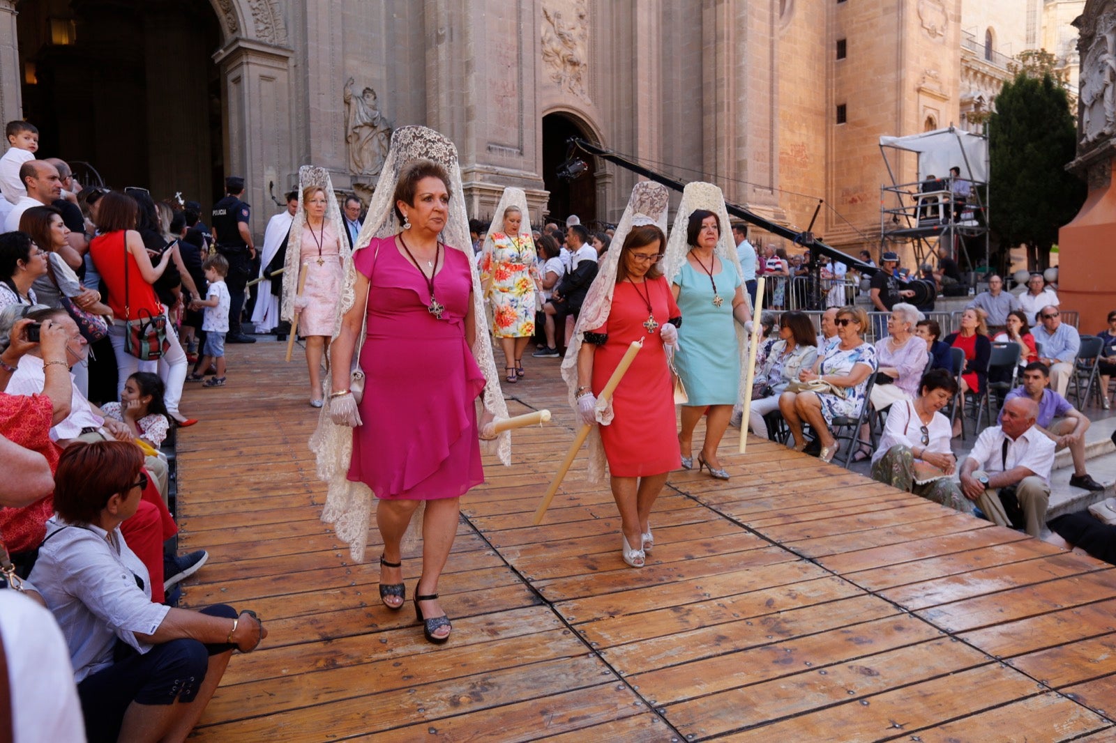 La plaza de las Pasiegas, abarrotada para recibir al Corpus Christi