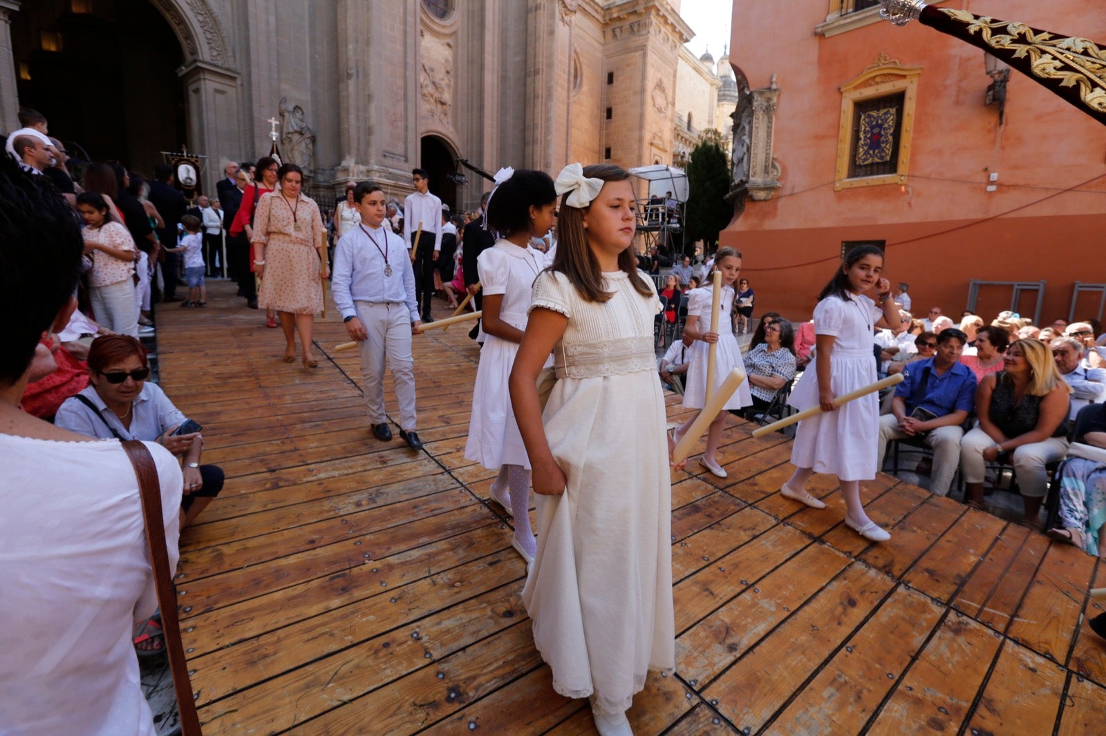 La plaza de las Pasiegas, abarrotada para recibir al Corpus Christi